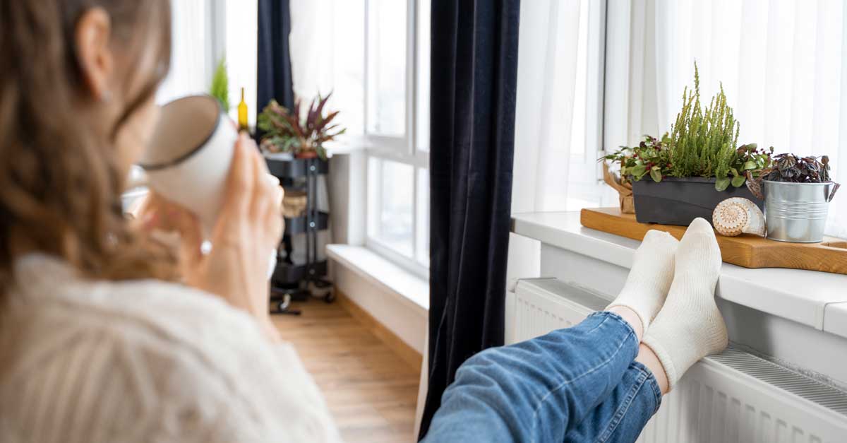 femme-assise-radiateur-chauffage.jpg