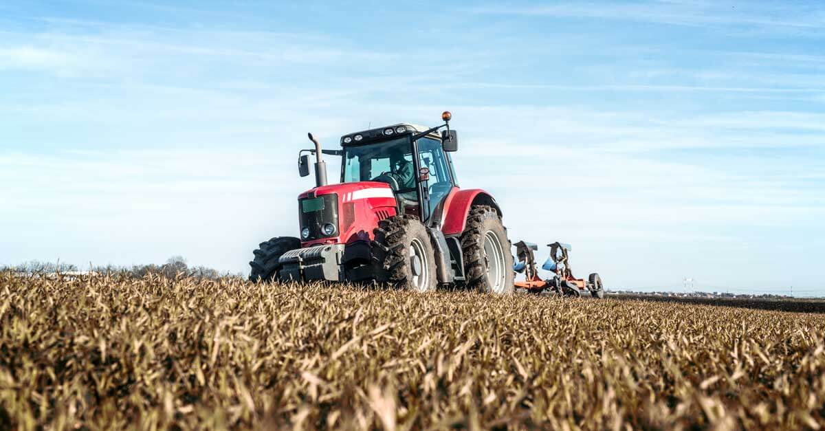 Tracteur dans un champ